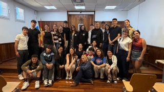 Alumnos del IES Vigan con la jueza Ana Andrés 